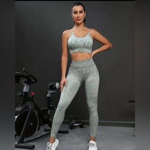 2 pc set new Seamless scrunch butt leggings plus bra Sexy Flattering mint green